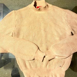 Women’s guest sweater, size small